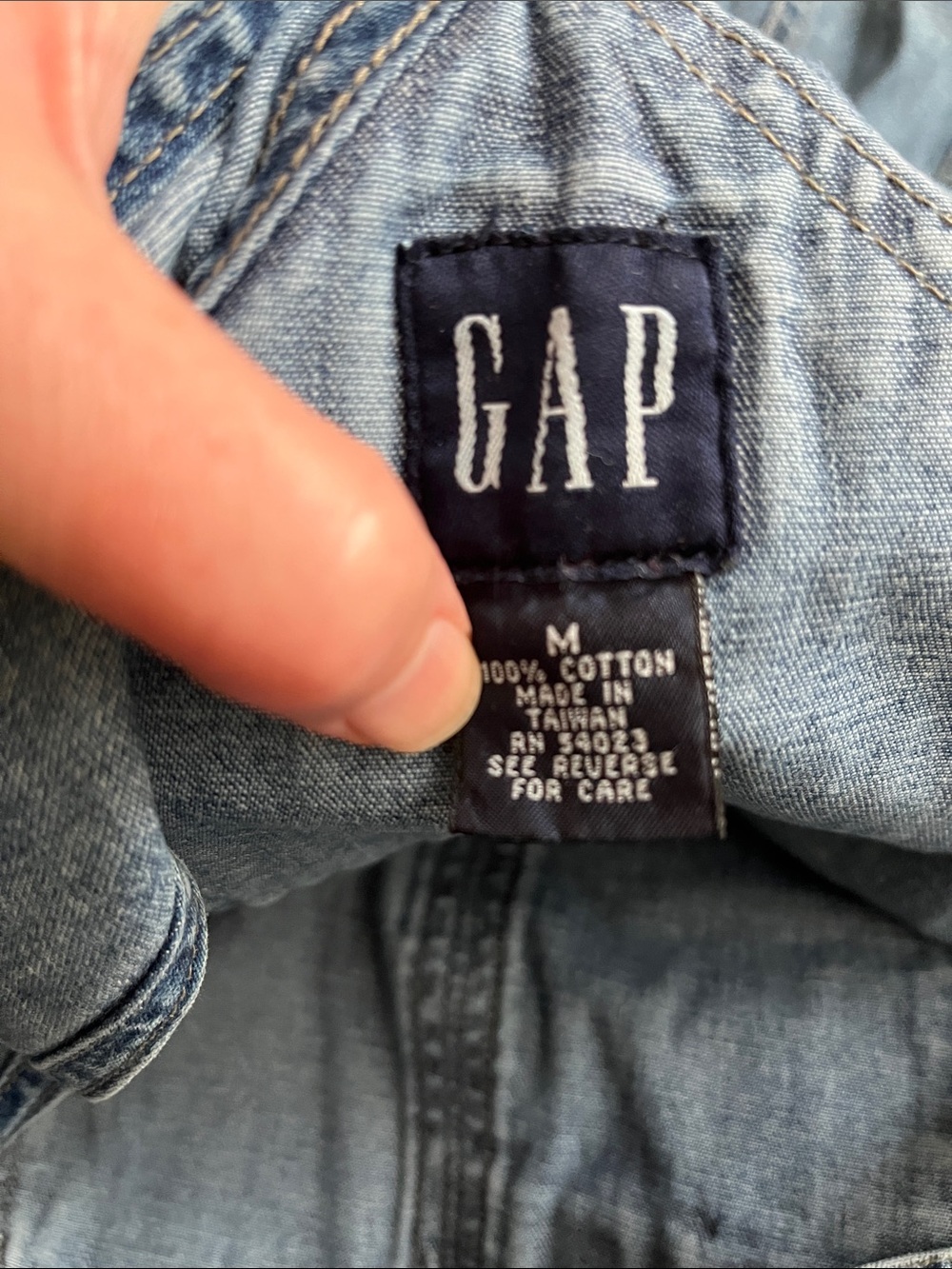 Vintage GAP Women’s Classic Blue Relaxed Denim Overalls. Perfect Y2K look. $30 - Picture 4 of 6